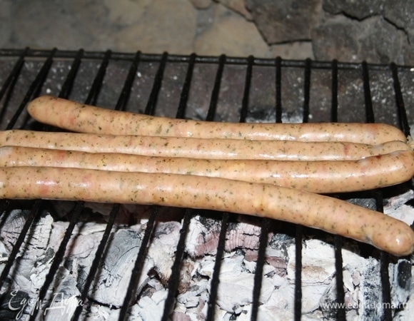 Колбаски обжарить на решетке на мангале до румяных полосочек.