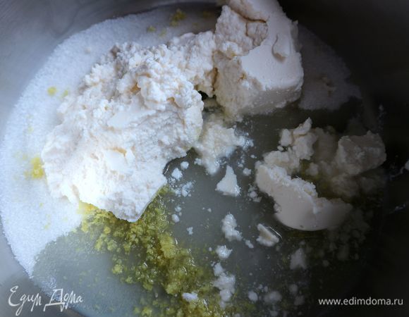 Творожный сыр смешать с сахаром, ванильным сахаром, цедрой 1 лимона, натертой на мелкой терке, лимонным соком (2–2,4 ст. л.).