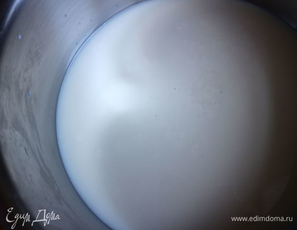 Пропустить смесь через сито в чуть теплое (температура тела) желе. После этого еще раз пропустить смесь через сито. Перемешать ложкой. Поместить смесь в холодильник примерно на 1,5–2 часа.