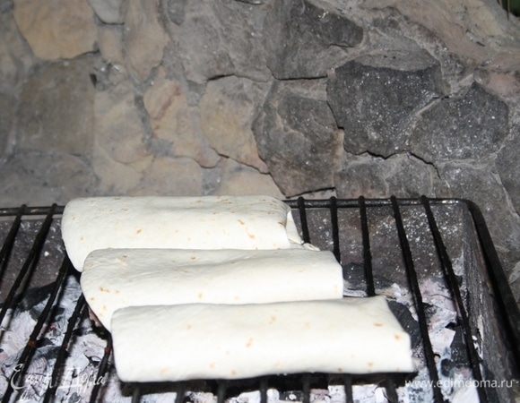 Завернуть и допечь на решетке.