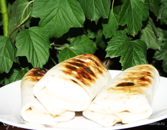 Тортильи с колбасками и капустным салатом на мангале готовы.