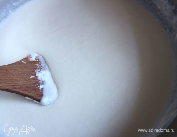 Сливки 35 % жирности взбить до густой консистенции, добавить их к смеси, помещенной ранее в холодильник в тот момент, когда смесь начнет густеть. Сливки подмешиваются аккуратно деревянной лопаточкой.