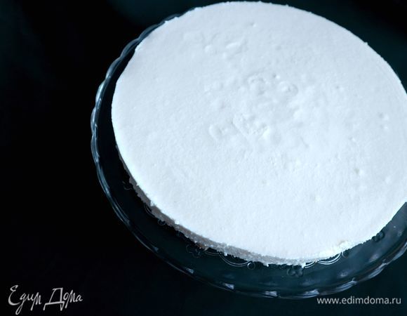 Затем вынуть форму с чизкейком из холодильника.