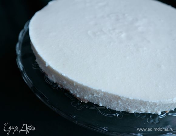 Пройтись вдоль бортика формы мокрым ножом, снять бортик.