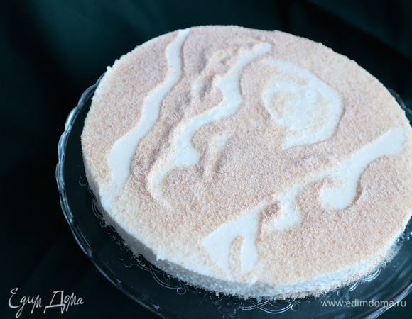 Декорировать чизкейк крошкой из «Савоярди», обсыпав чизкейк через сито. Можно предварительно разместить на чизкейке трафарет.