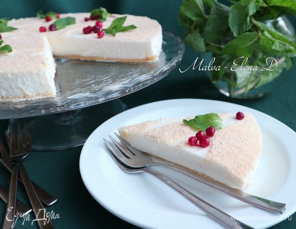 Отрезать кусочек мокрым ножом и наслаждаться удивительно тонким ароматом и нежнейшим вкусом десерта. Бумагу удалить при порционном нарезании десерта.