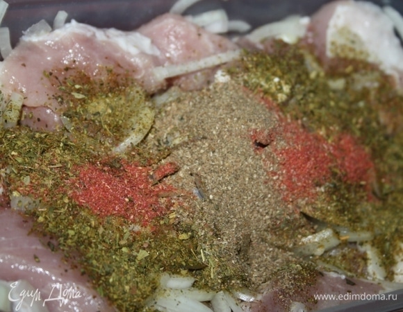 Добавить специи.