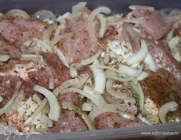 Перемешать и оставить мариноваться на сутки. Пару раз перемешать.