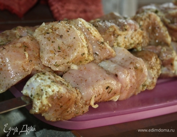 Нанизать на шампуры.