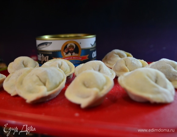 Часть пельменей можно заморозить в холодильнике и готовить по мере надобности. Это всегда очень удобно.