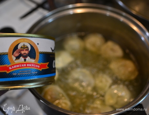 Готовые пельмени опускаем в подсоленную кипящую воду, добавляем любимые приправы. Варим до готовности пельменей и потом еще 5 минут.
