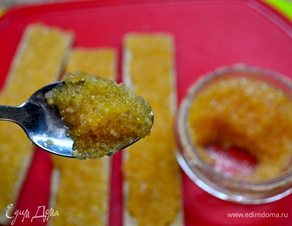 Пока пельмени варятся, я заготовила хлебцы с икрой щуки.