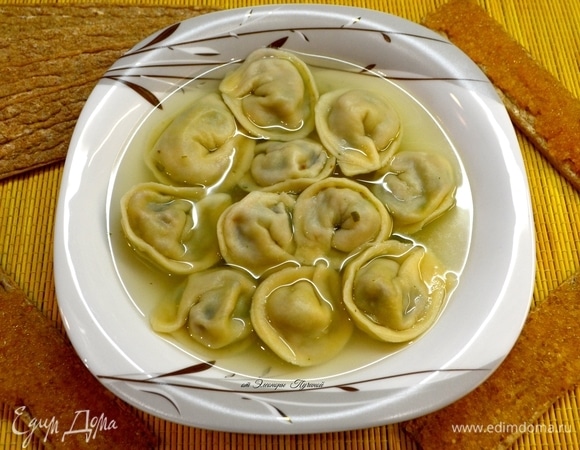 Подать пельмени с бульоном и хлебцами с икрой.