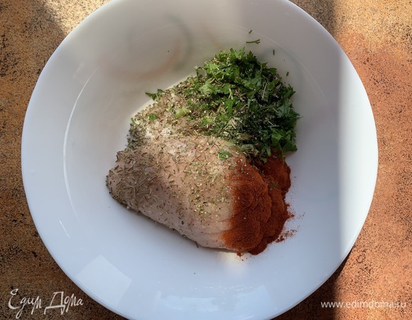 В фарш индейки добавить соль, тмин, паприку, зелень.