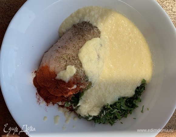 Измельчить в блендере лук с яйцом и сметаной, добавить в фарш, все вымесить.