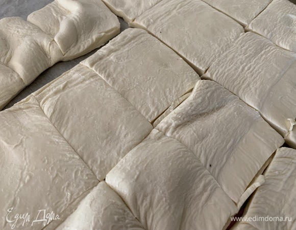 Тесто разморозить, нарезать на порционные кусочки.