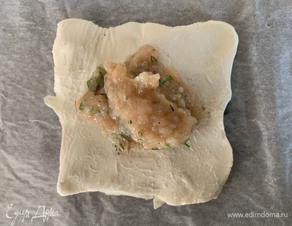 Выложить начинку.