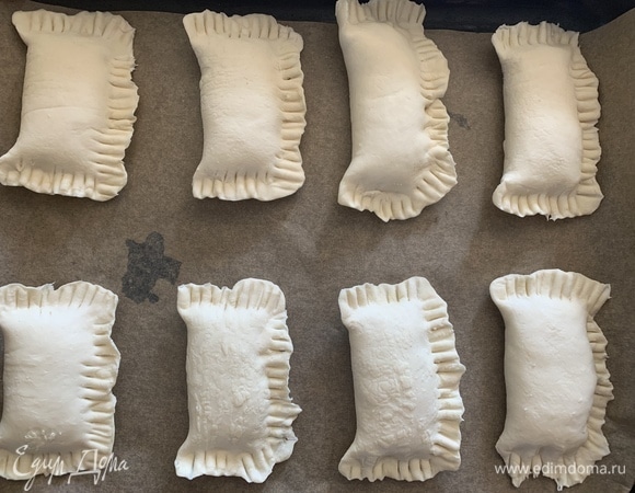 Сделать пирожки любой формы, которые вам нравятся. Духовку разогреть до 180°C, выпекать 20–30 минут.