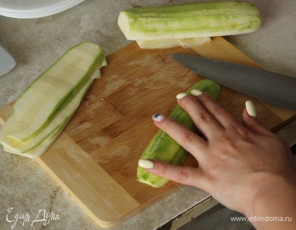 Нарезаем слайсами кабачок и баклажан.