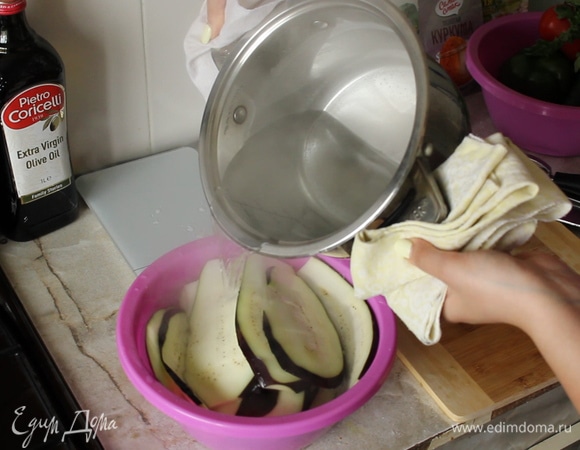 Обдаем их кипятком, чтобы были более податливыми. Солим и приправляем по вкусу.