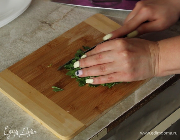 Нарезаем мелко петрушку.
