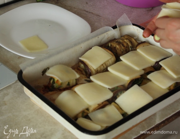 Раскладываем сыр на каждый рулетик и ставим еще на 10 минут в духовку.