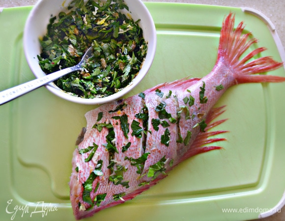 Каждую рыбку натрите маринадом, стараясь, чтобы в отверстия попал маринад. Также немного смажьте маринадом рыбу внутри.