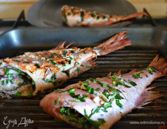 Жарьте окуня на гриле, мангале (либо на сковороде-гриль) при умеренном огне по 12–15 минут с каждой стороны. Время готовки зависит от размера рыбин.