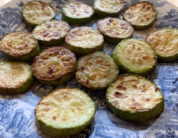 Нарезаю кабачки, жарю на оливковом масле.