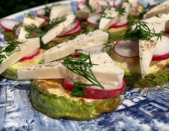 Нарезаю тонкими кружочками редис. Тонкими полосками режу сыр плавленый, нарезаю укроп. Зубчик чеснока тру на терке. Кладу на кабачки чеснок, редис, сыр.