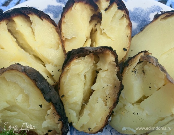 По готовности разрезаю на две части, солю.