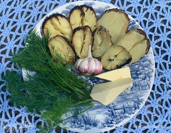 Подаю отдельно масло, укроп и чеснок, но можно все смешать и покрыть этой массой картофель.