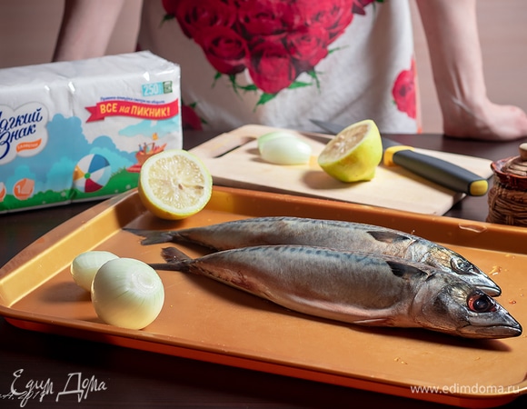 Итак, приступим. Возьмем свежую скумбрию. Если надо, разморозьте, но лучше купить охлажденную — это намного удобнее.