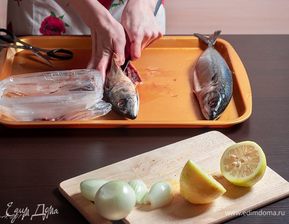 Тщательно выпотрошить, если какие-то косточки отделяются, удаляйте, но хребет лучше оставить, чтобы рыба держала форму.