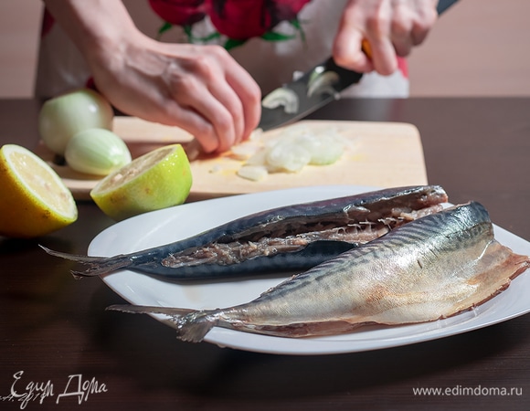 Лук нарежьте тонкими полукольцами. Берите побольше — скумбрия любит его. Лимон режем пополам.