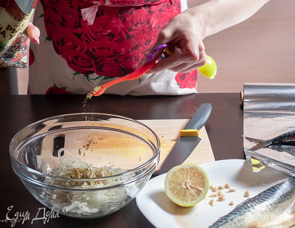 Добавьте соль, черный перец и любые специи (можно специальные, а можно самим собрать набор). Тщательно перемешайте и дайте настояться минут 15.