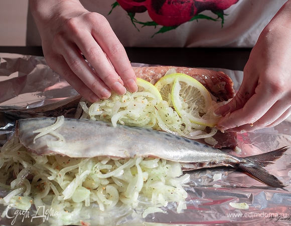 Тушку скумбрии под завязку набейте маринованным луком и тонкими дольками второй половинки лимона.