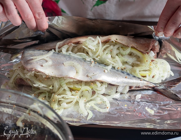 Заверните рыбу наглухо в фольгу, упакуйте в герметичный контейнер и отправляйтесь в путь. Пока едете до места, она прекрасно замаринуется. А если вы уже там, оставьте ее в покое на 1 час в холодильнике.