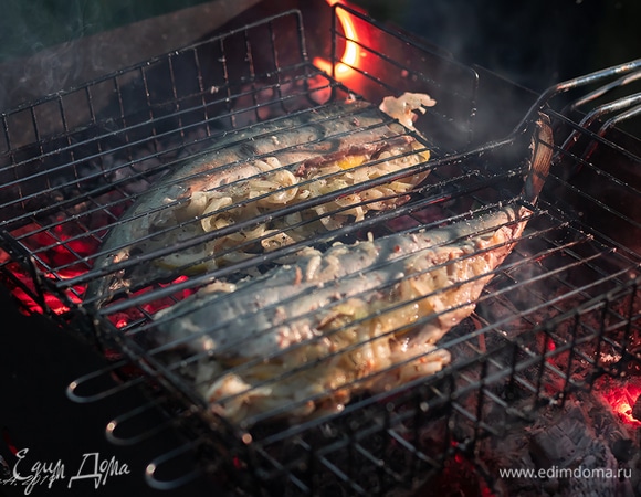 Как разводить мангал, я думаю, объяснять не надо. Главное, соблюдайте технику безопасности! Когда угли будут раскалены, поместите над ними решетку с нашей рыбой. Если любите едва золотистую корочку, переворачивайте почаще, а если поджаристую, то держите подольше с каждой стороны. Главное, сбивать пламя из пульверизатора.