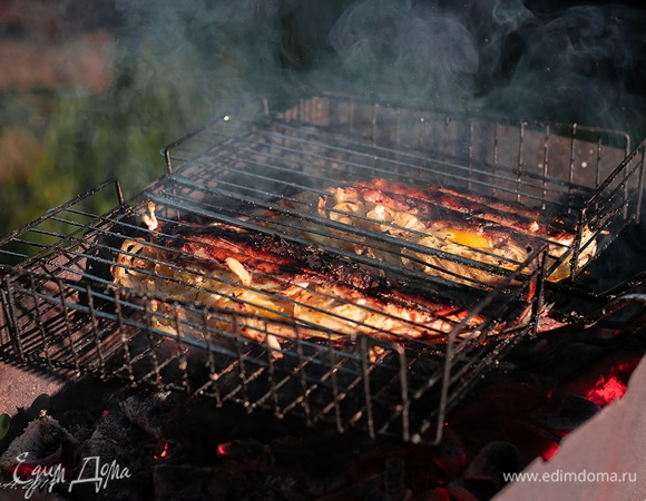 По желанию готовую рыбу, только снятую с углей, можно смазать толченым чесноком с растительным маслом.