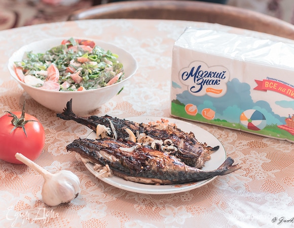 Для салата мы нарвали в саду большой букет щавеля, зеленого лука, укропа и петрушки. Сварили три яйца и порубили их дольками вместе с двумя крупными помидорами, а заправили все майонезом. Просто и очень вкусно. Прошу к столу!