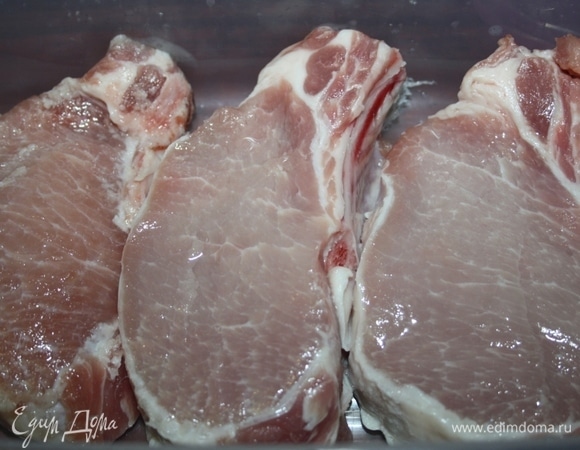 Стейки промыть и обсушить бумажным полотенцем.