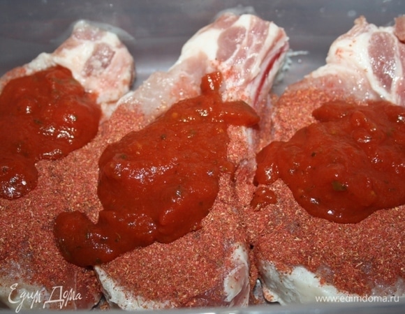 Добавить приправу (у меня это сухая абхазская аджика) и томатный соус с базиликом.