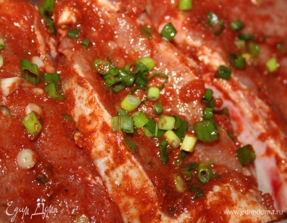 Перемешать, натереть мясо, посыпать мелко нарубленным зеленым луком. Оставить мариноваться на 1 час.