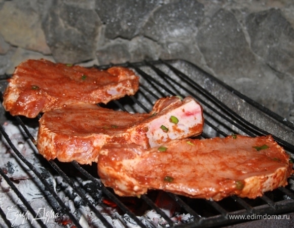 Распалить мангал, довести дрова до углей. Нагреть решетку. Выложить куски корейки.