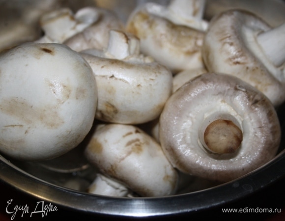 Грибы хорошо вымыть. Обычно шампиньоны не моют, а обрабатывают сухой салфеткой, чтобы они не напитались влагой и не «поплыли» на сковороде, но это не наш случай — нам как раз и надо, чтобы они напитались влагой и остались сочными после приготовления, так что смело мойте!