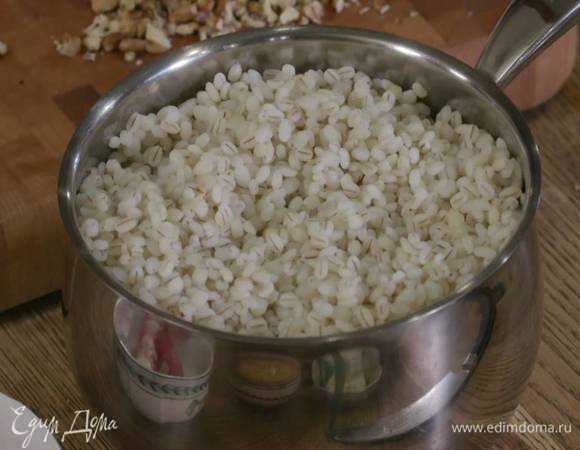 Перловку отварить с добавлением лаврового листа согласно инструкции на упаковке.