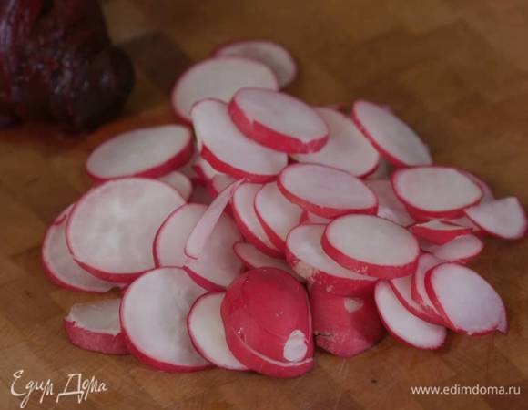 Редис нарезать тонкими кружками.