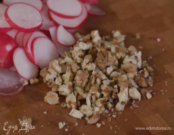 Грецкие орехи порубить ножом.