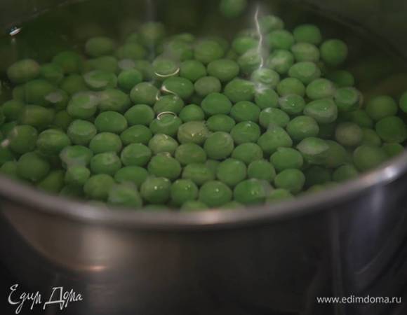 Зеленый горошек опустить ненадолго в кипящую воду, затем откинуть на дуршлаг и обдать ледяной водой.